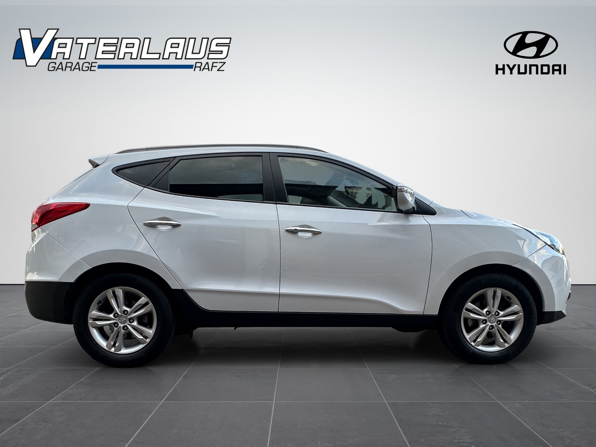 HYUNDAI iX 35 2.0 Premium 4WD Automatic-image-6