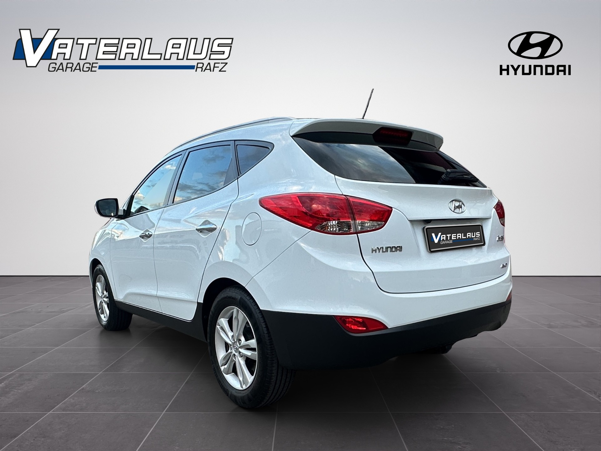 HYUNDAI iX 35 2.0 Premium 4WD Automatic-image-3