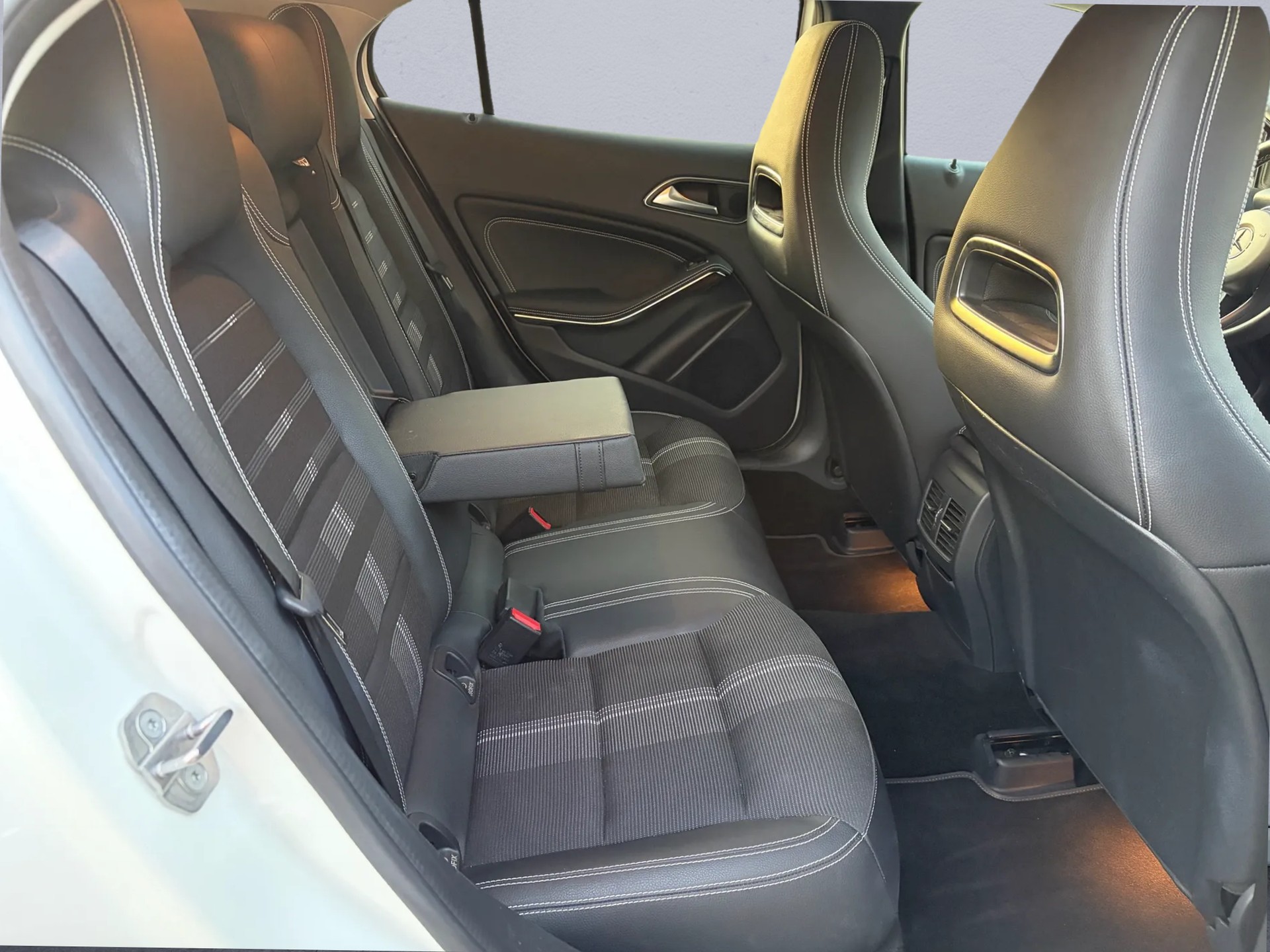 MERCEDES-BENZ GLA 200 Urban 7G-DCT-image-11