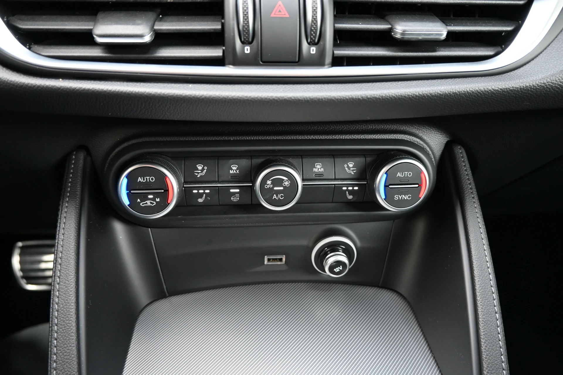ALFA ROMEO Stelvio 2.2 JTDM Veloce Sport Black Premium Q4 AT8+ 210PS + New Modell-image-17