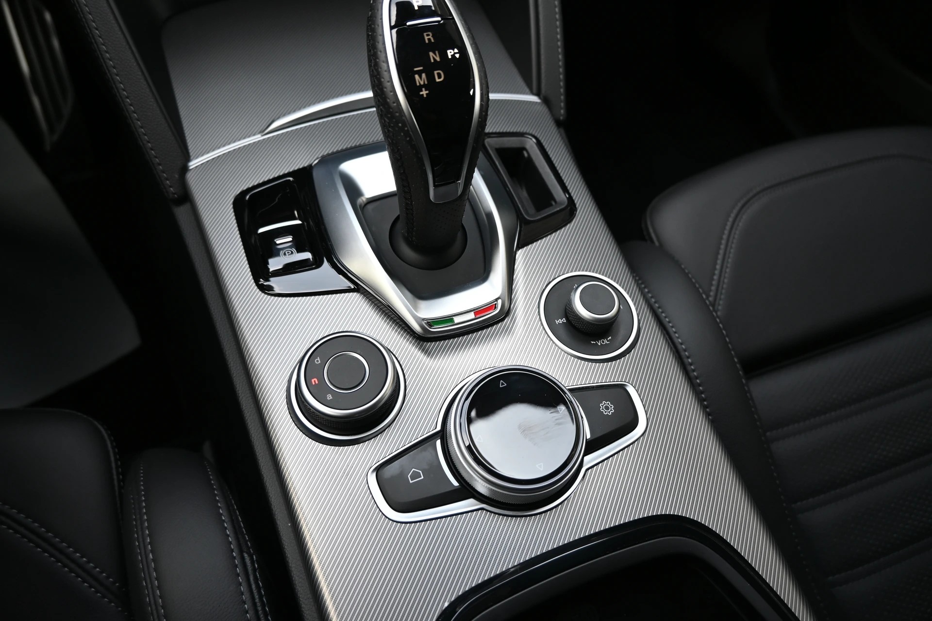 ALFA ROMEO Stelvio 2.2 JTDM Veloce Sport Black Premium Q4 AT8+ 210PS + New Modell-image-18