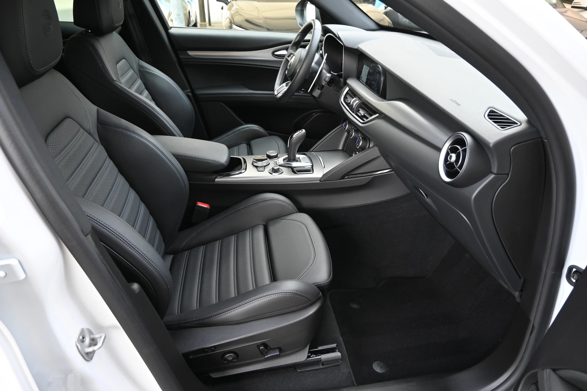 ALFA ROMEO Stelvio 2.2 JTDM Veloce Sport Black Premium Q4 AT8+ 210PS + New Modell-image-12