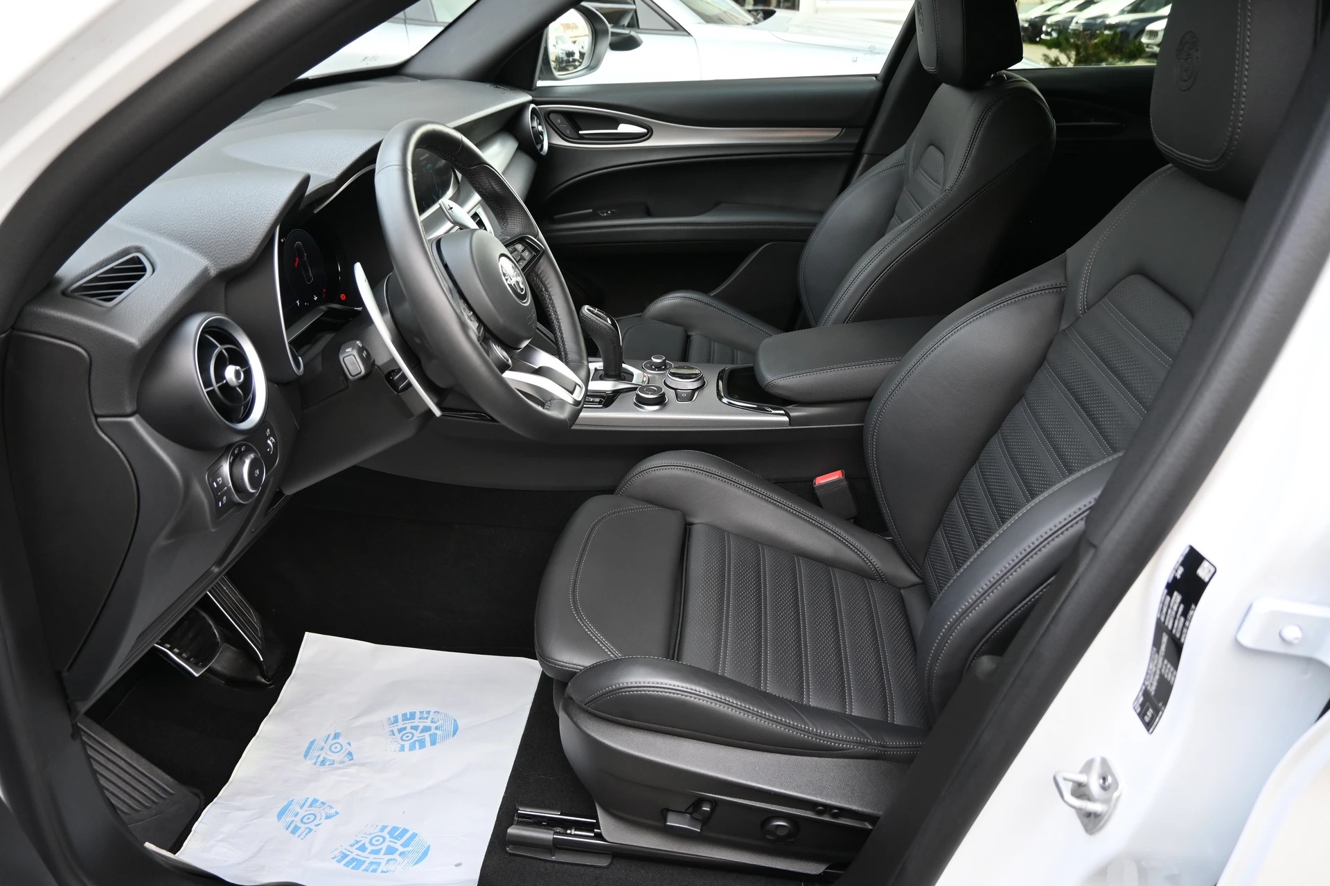 ALFA ROMEO Stelvio 2.2 JTDM Veloce Sport Black Premium Q4 AT8+ 210PS + New Modell-image-10
