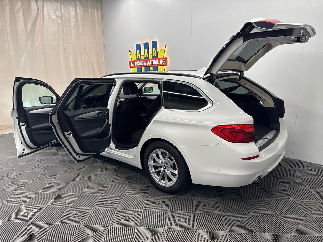 BMW 520d Touring Luxury Line Steptronic-image-14