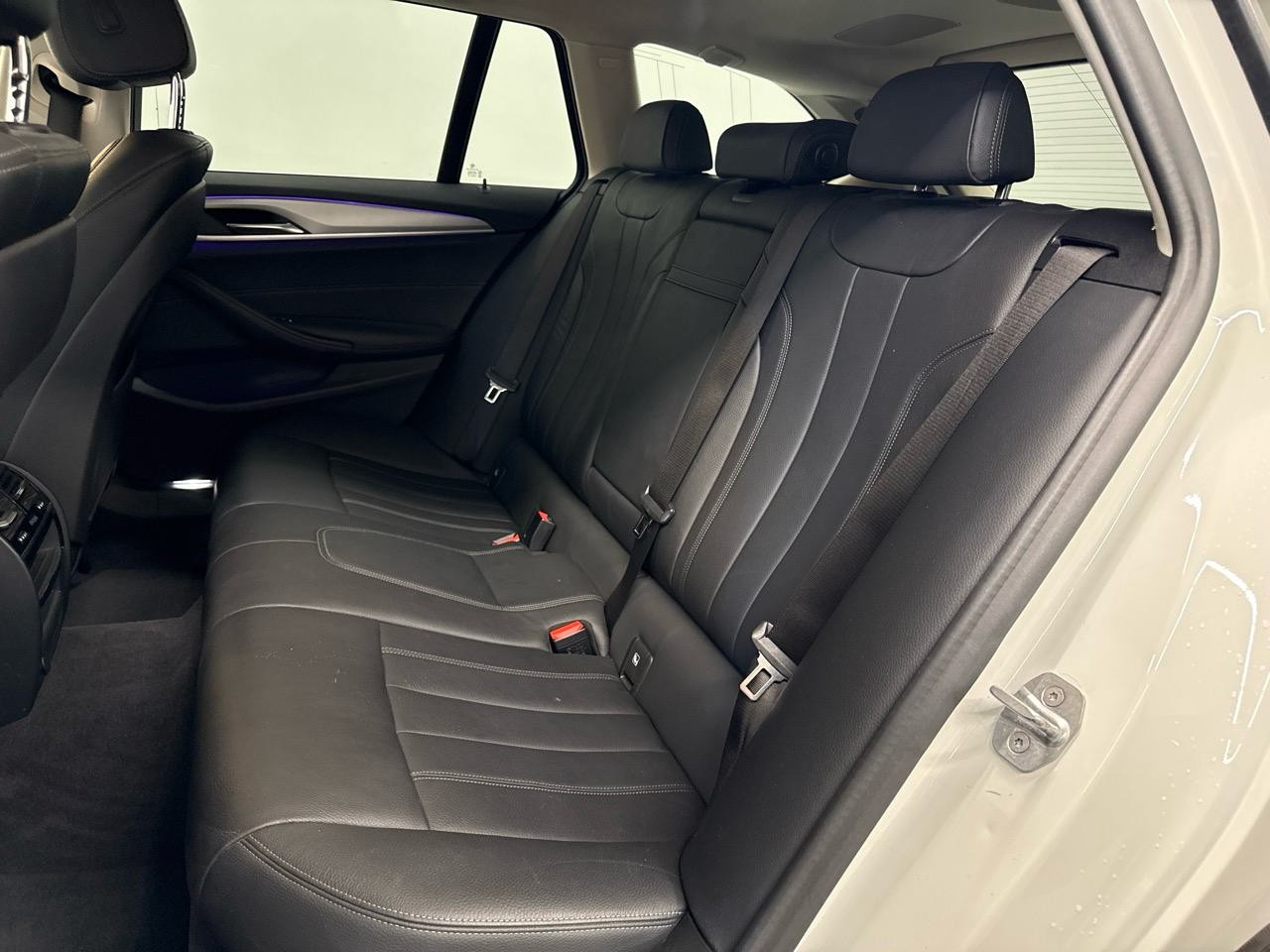 BMW 520d Touring Luxury Line Steptronic-image-11