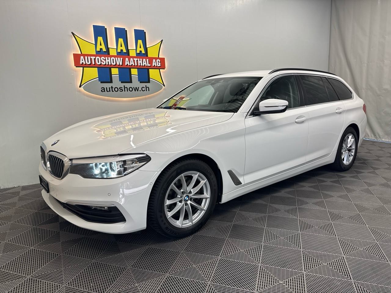 BMW 520d Touring Luxury Line Steptronic-image-0