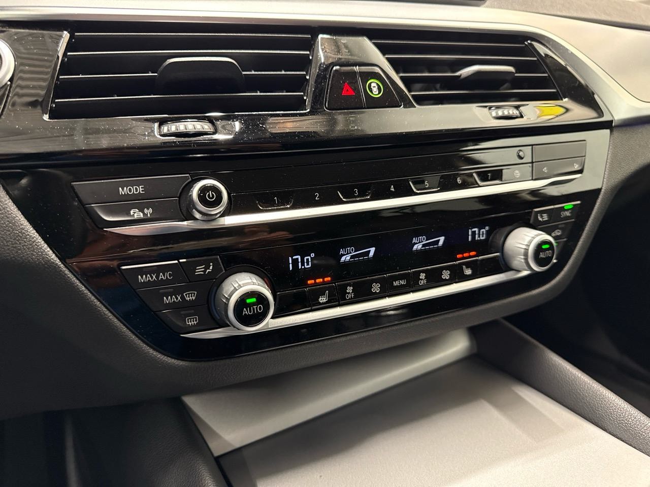 BMW 520d Touring Luxury Line Steptronic-image-8