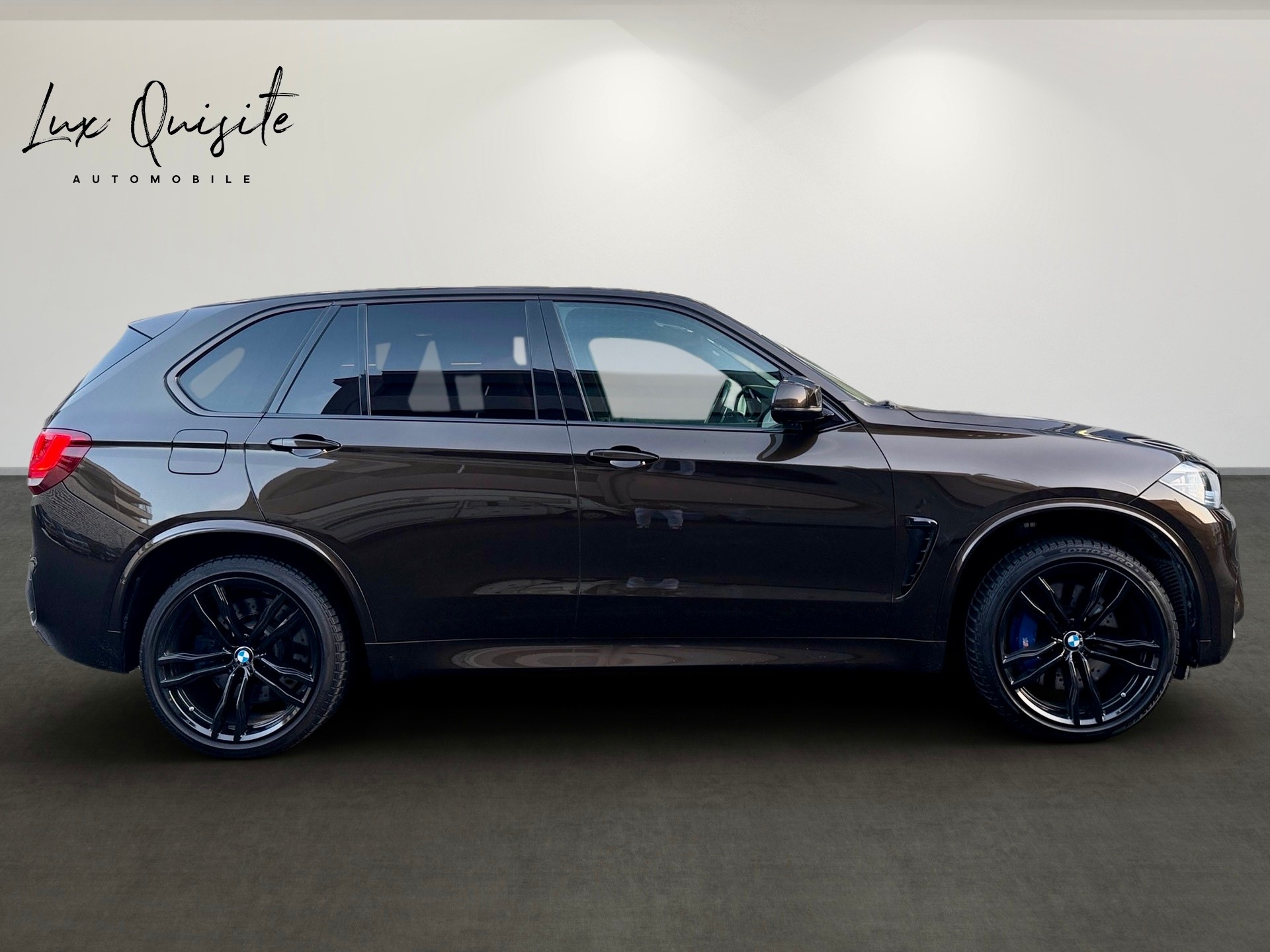 BMW X5M Steptronic-showroom-element-3