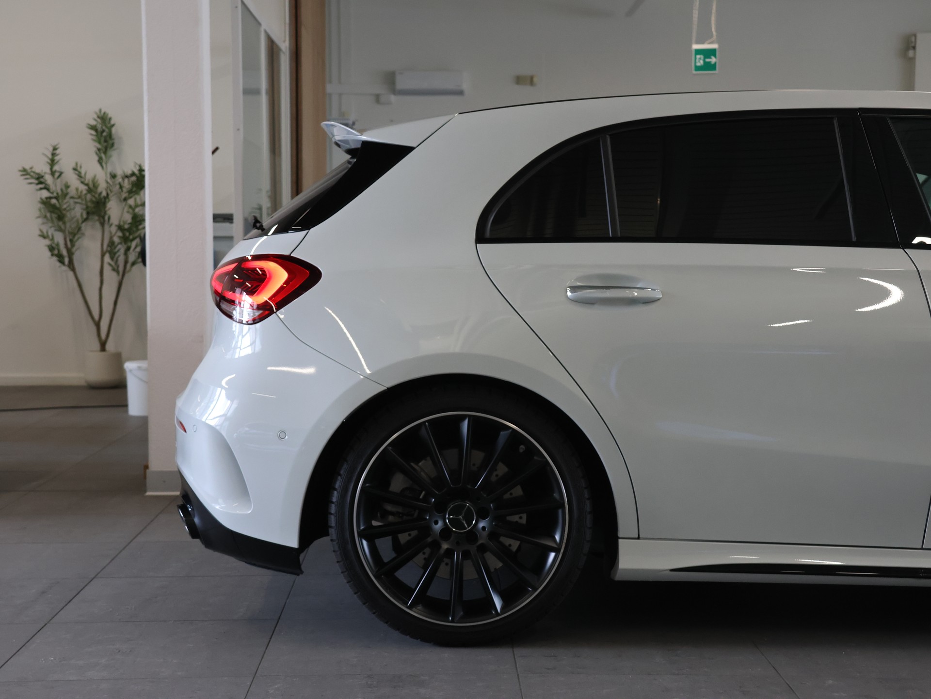 MERCEDES-BENZ A 35 AMG 4Matic Speedshift *Panoramadach* *360 Kamera*-image-8