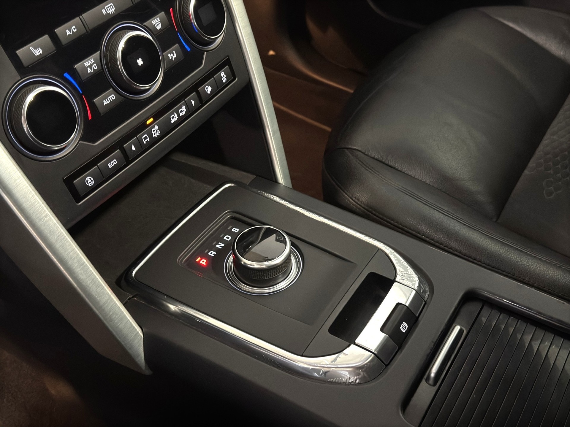 LAND ROVER Discovery Sport 2.0 Si4 HSE Luxury AT9-image-13