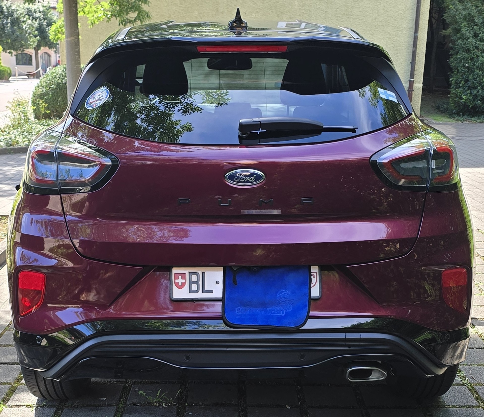 FORD 1.0 EcoB Hybrid Vivid Ruby Edition-image-2