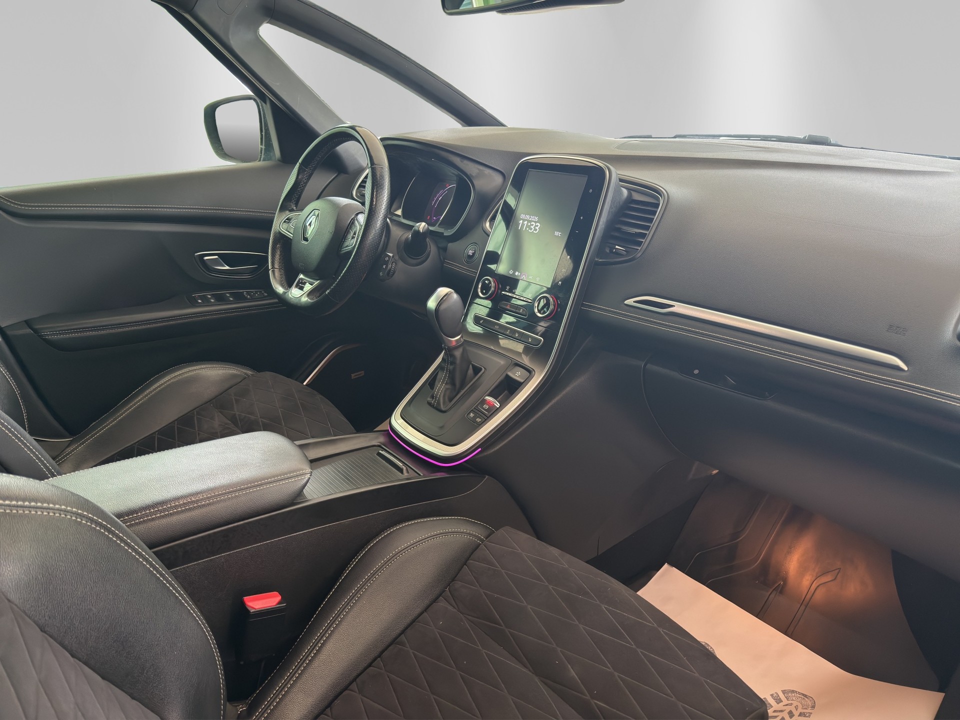 RENAULT Scénic 1.3 16V Turbo Black Edition EDC-image-13