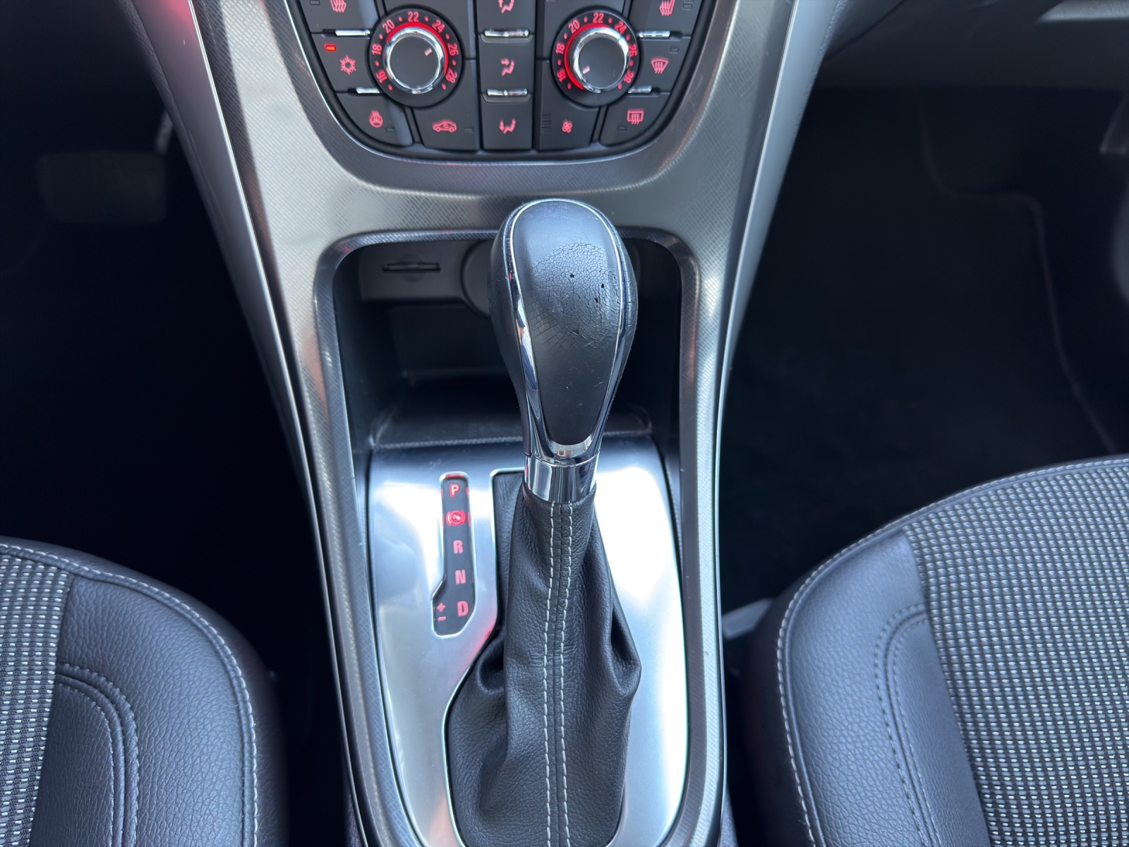 OPEL Astra SportsTourer 1.4i 16V Turbo Cosmo Automatic-image-22