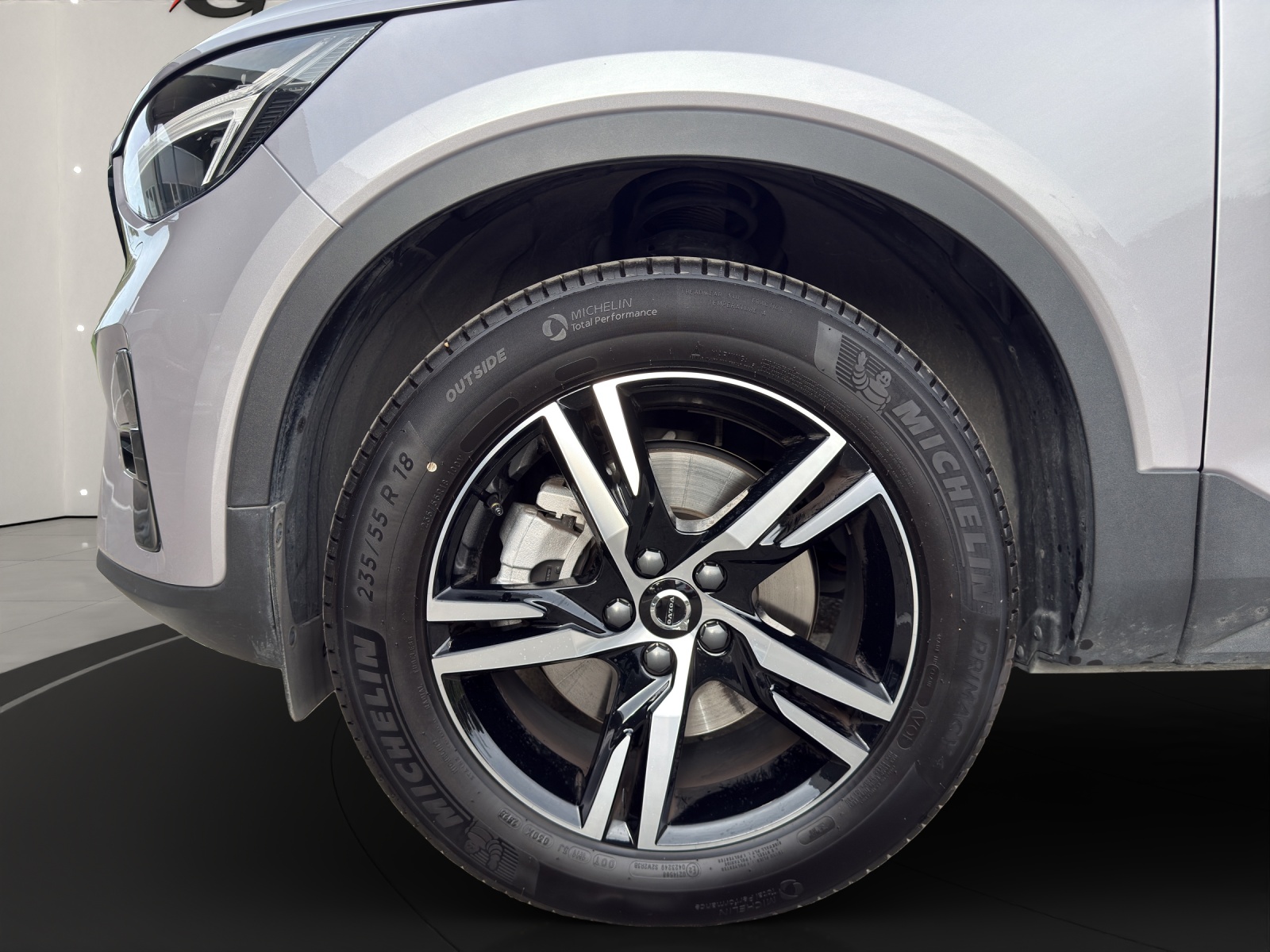 VOLVO XC40 2.0 B3 MH Plus Dark-image-6