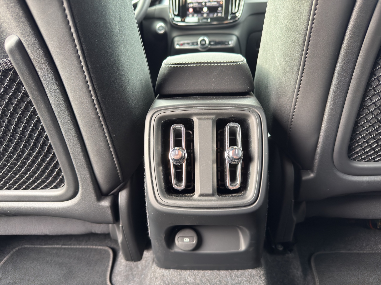 VOLVO XC40 2.0 B3 MH Plus Dark-image-16