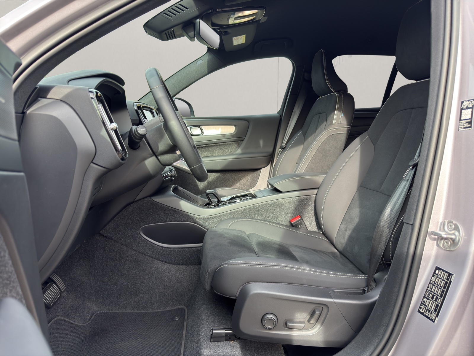 VOLVO XC40 2.0 B3 MH Plus Dark-image-8