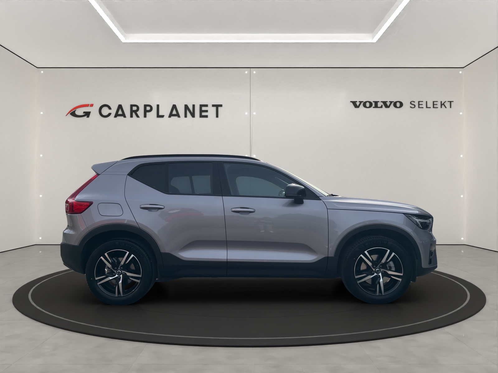 VOLVO XC40 2.0 B3 MH Plus Dark-image-2