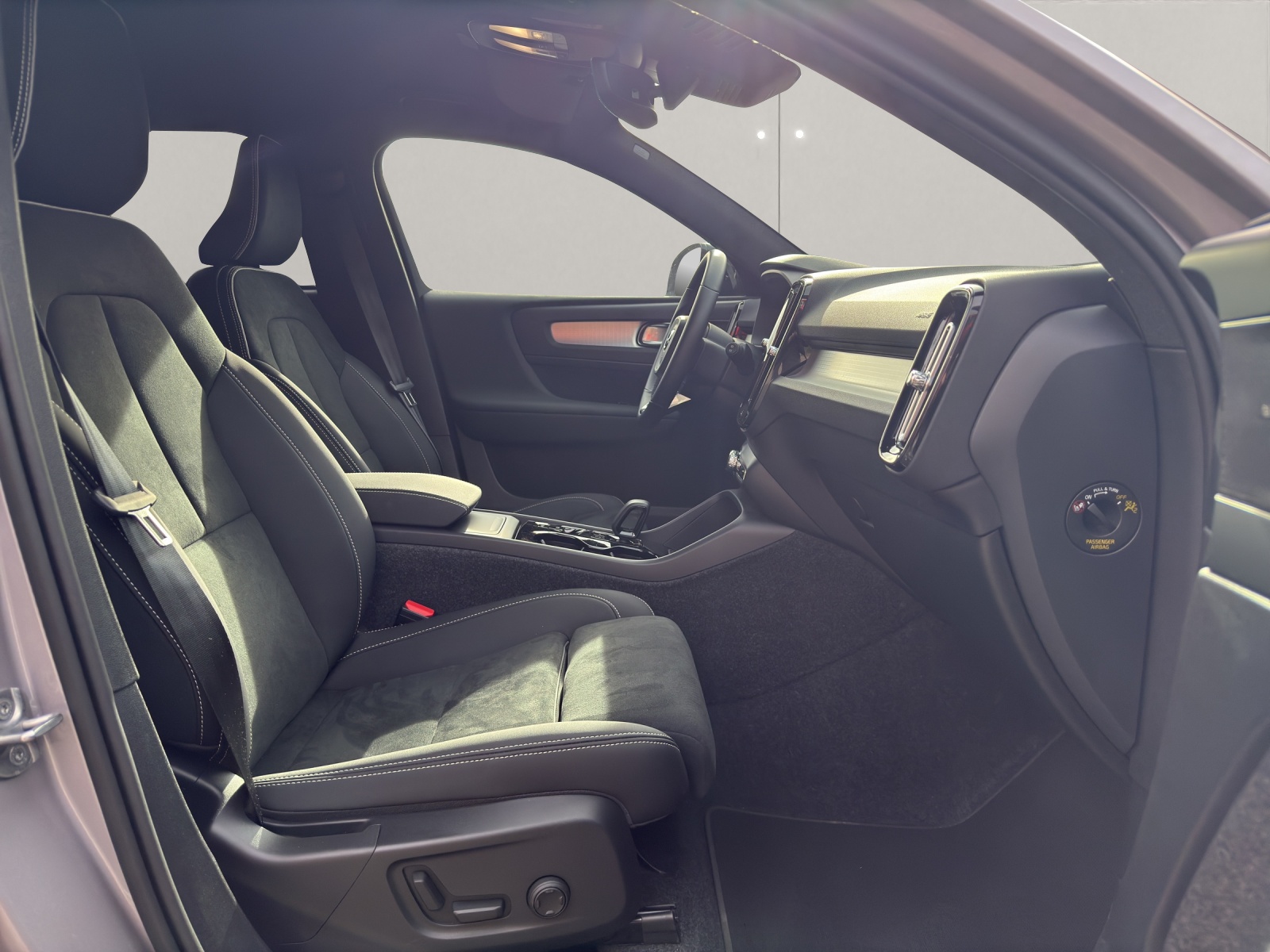 VOLVO XC40 2.0 B3 MH Plus Dark-image-9