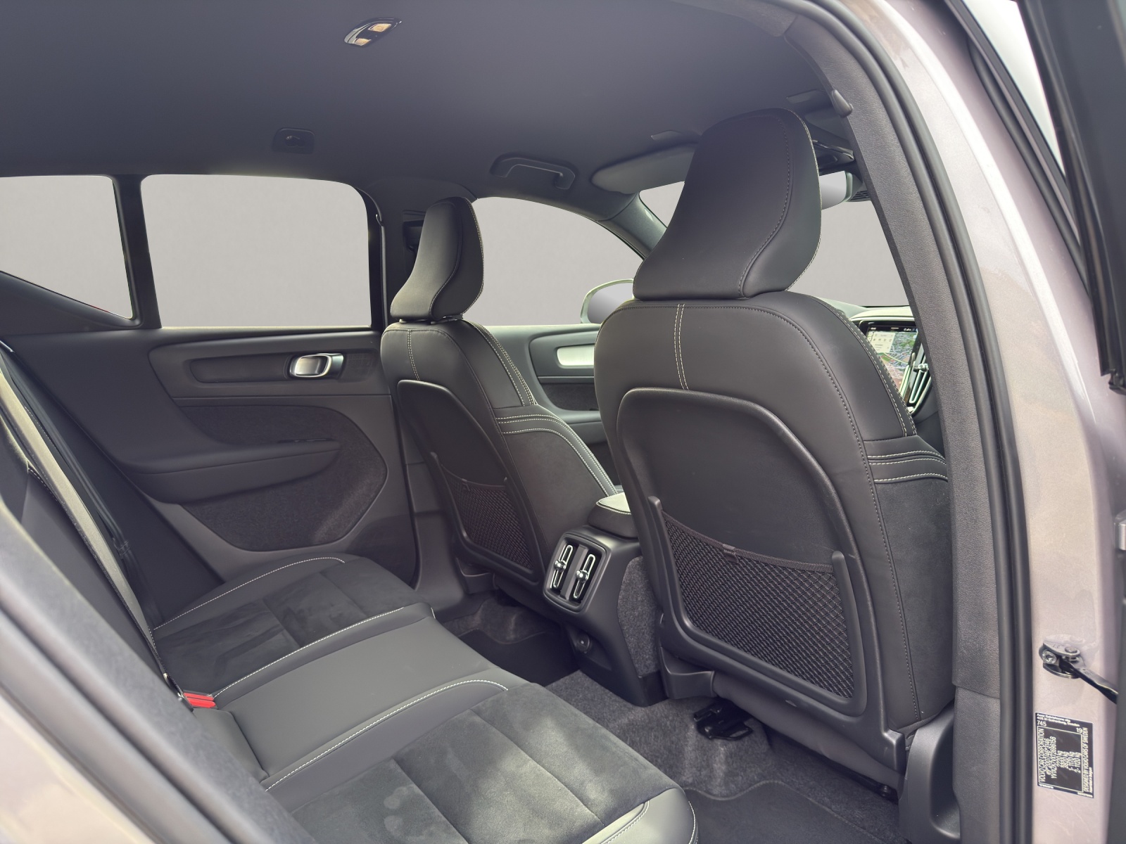 VOLVO XC40 2.0 B3 MH Plus Dark-image-12