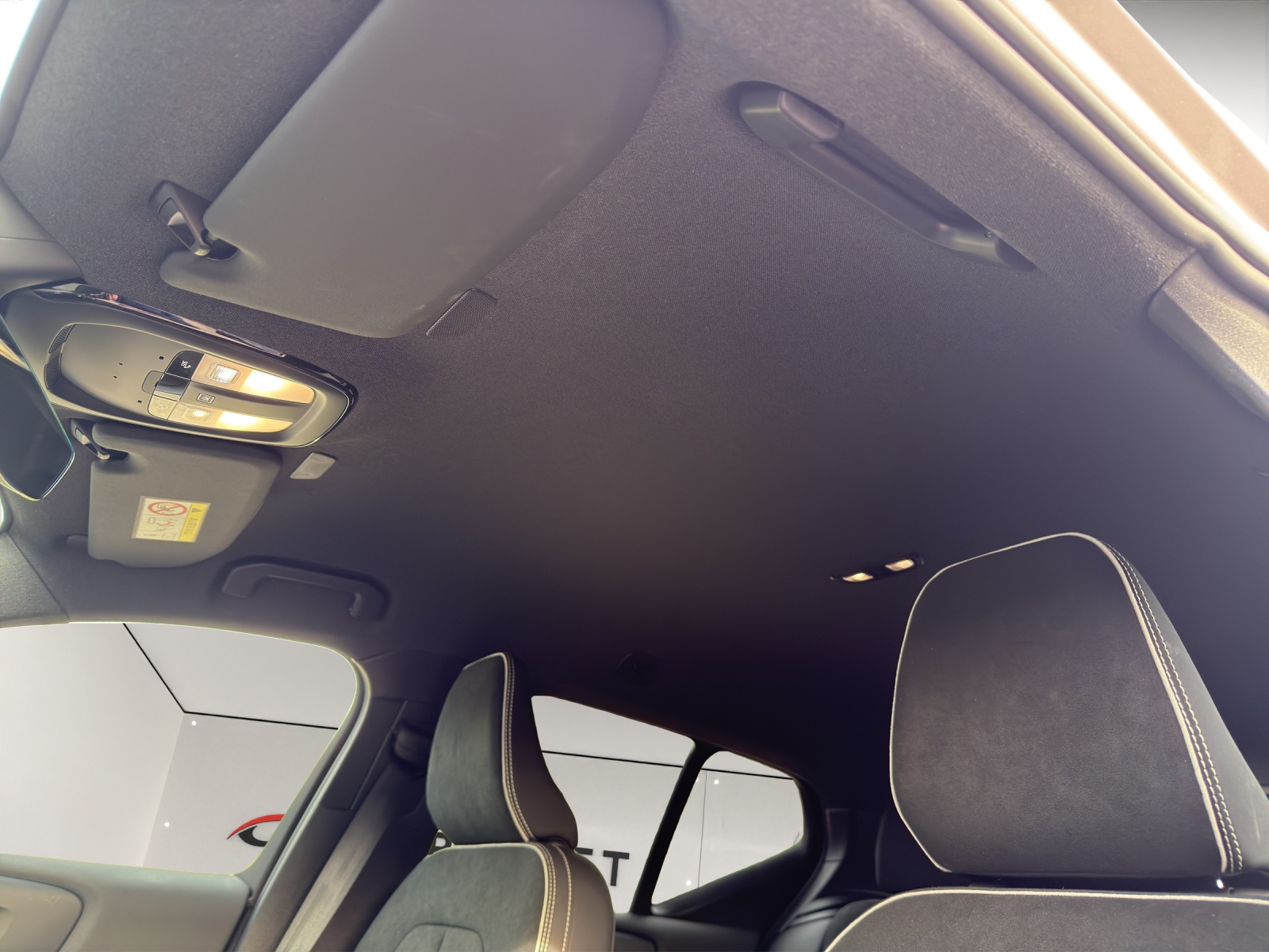VOLVO XC40 2.0 B3 MH Plus Dark-image-10