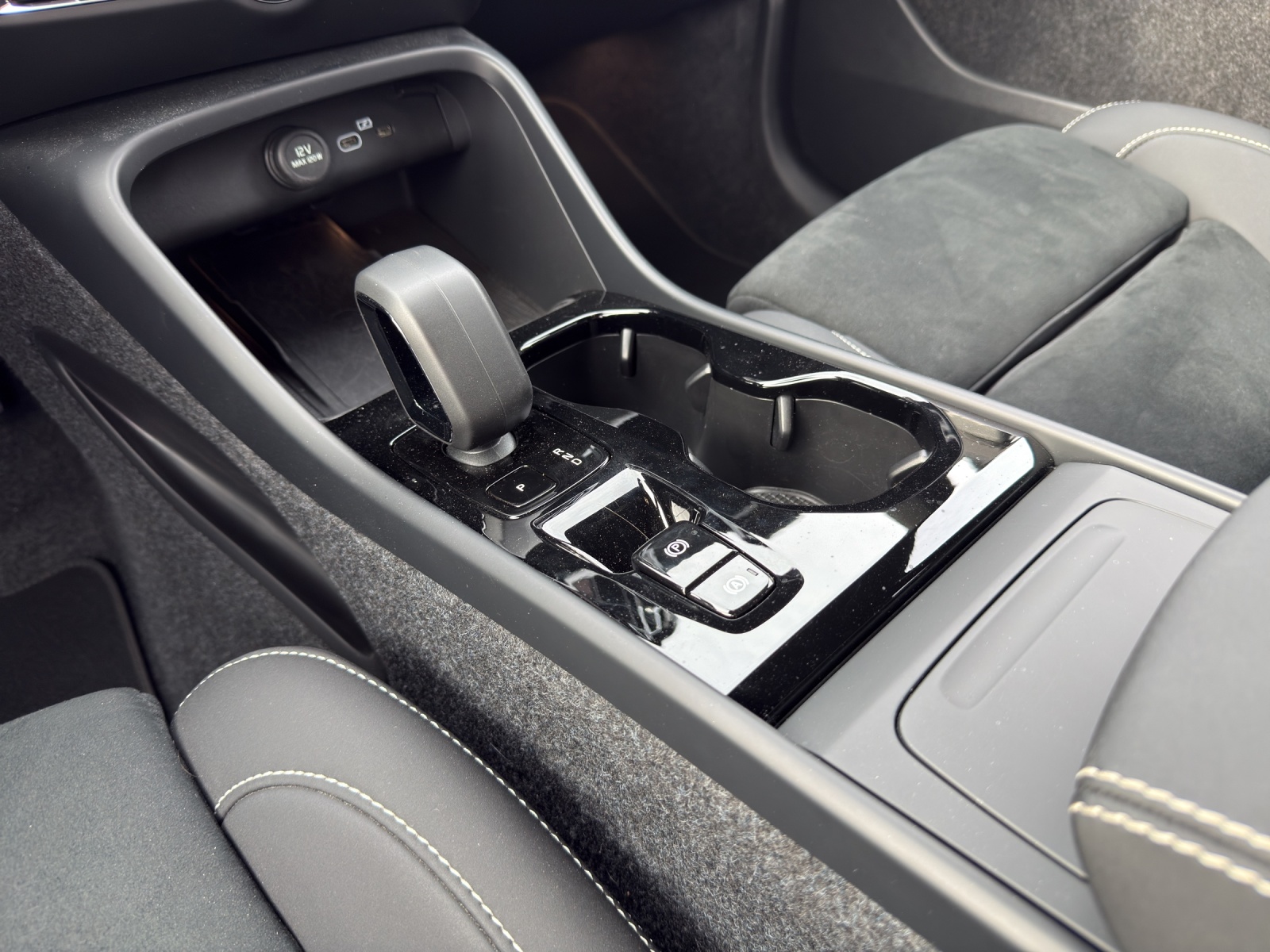 VOLVO XC40 2.0 B3 MH Plus Dark-image-15