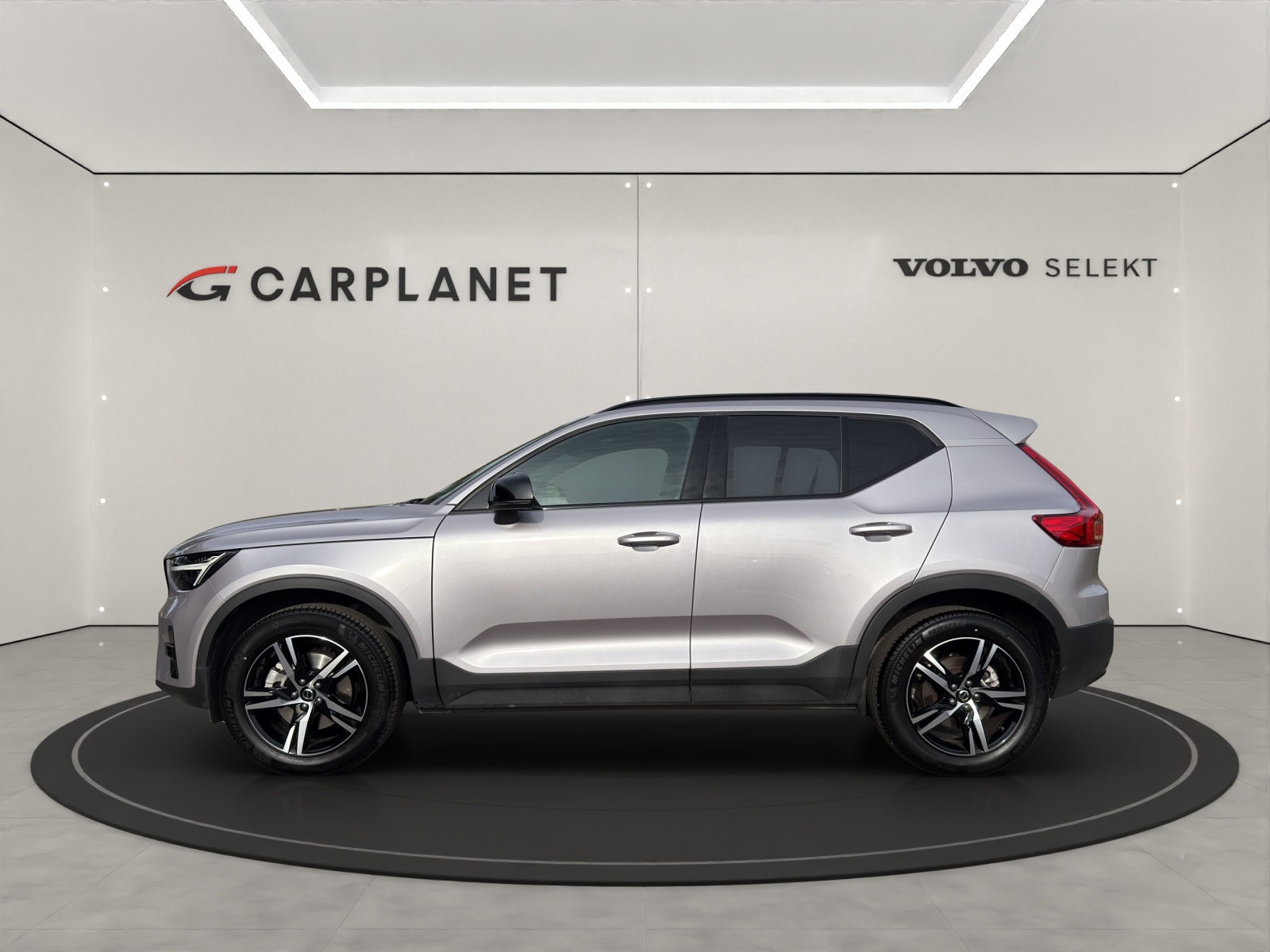 VOLVO XC40 2.0 B3 MH Plus Dark-image-1