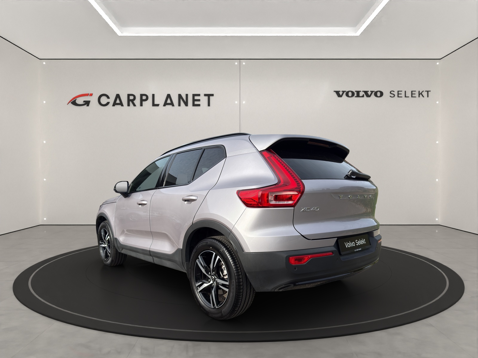 VOLVO XC40 2.0 B3 MH Plus Dark-image-3
