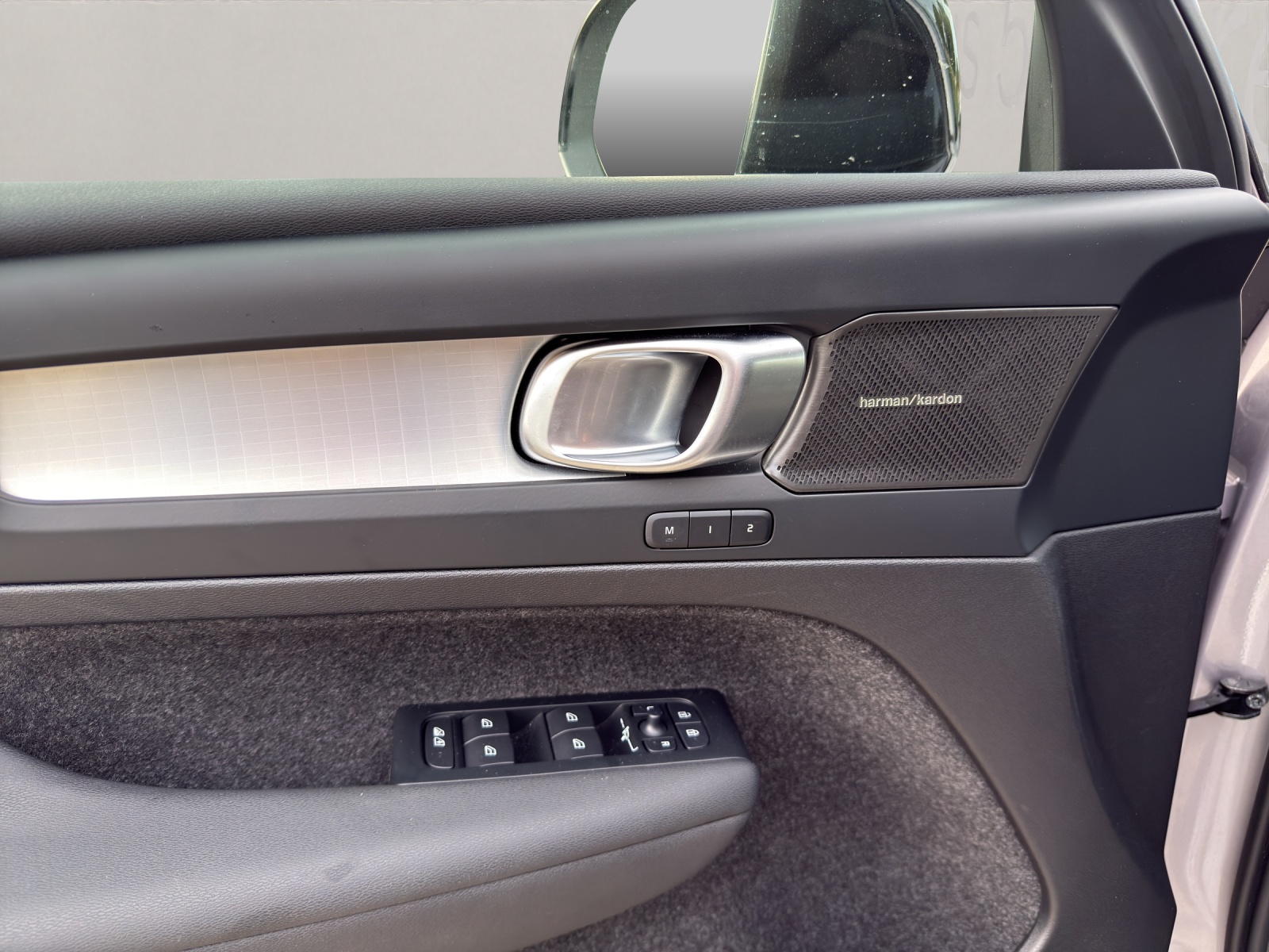 VOLVO XC40 2.0 B3 MH Plus Dark-image-7