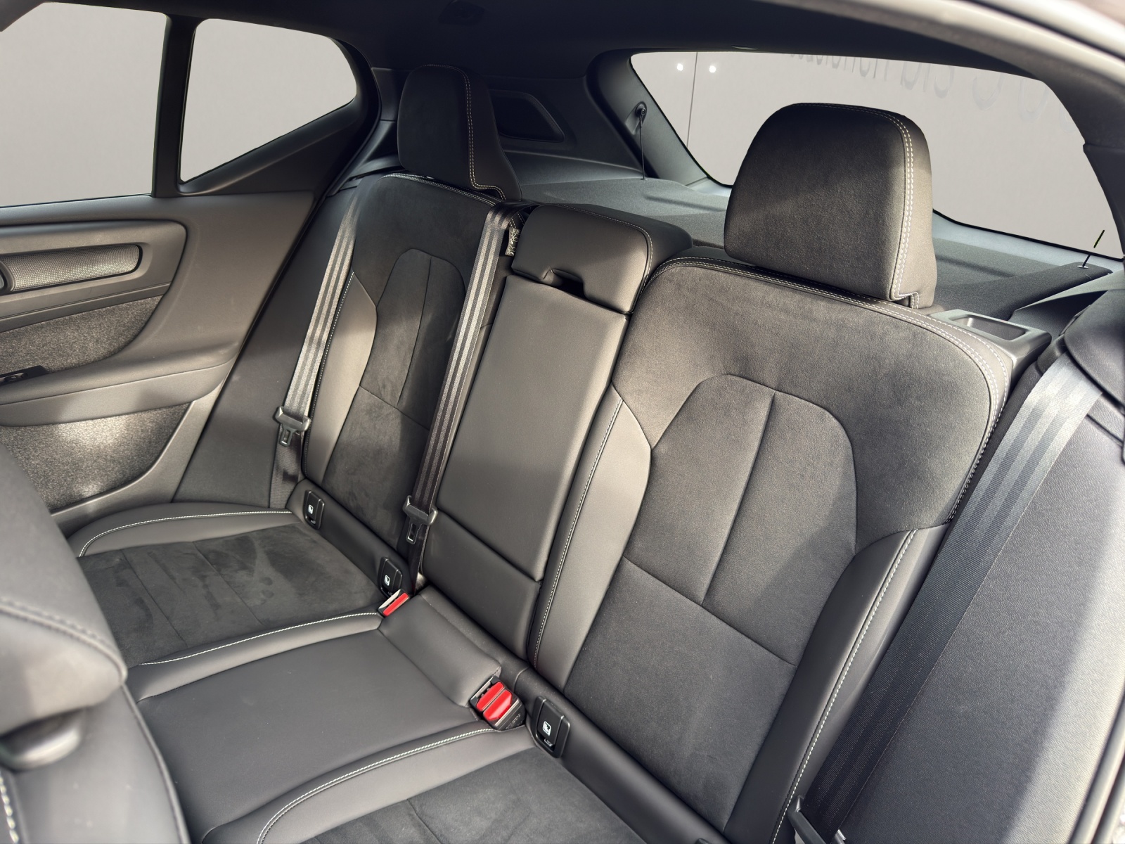 VOLVO XC40 2.0 B3 MH Plus Dark-image-11