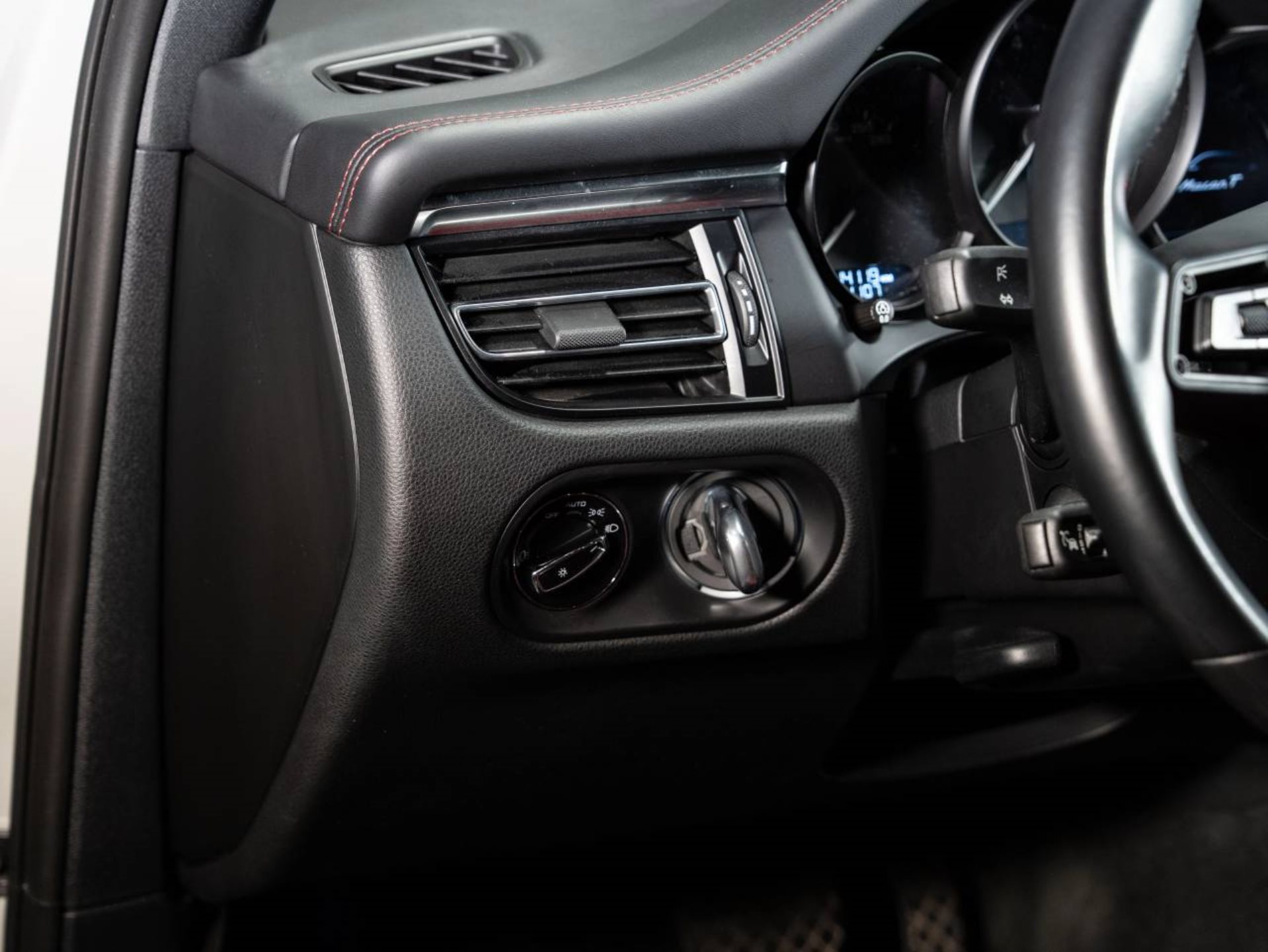 PORSCHE Macan T-image-16