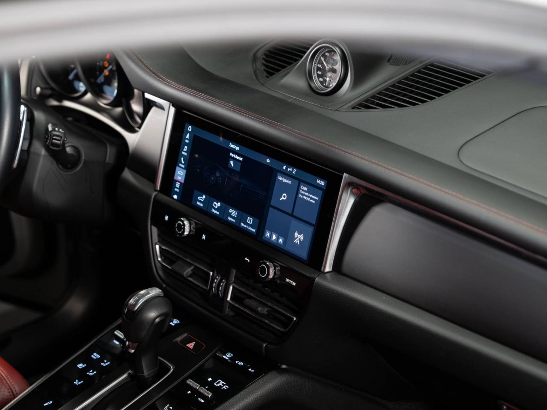 PORSCHE Macan T-image-12