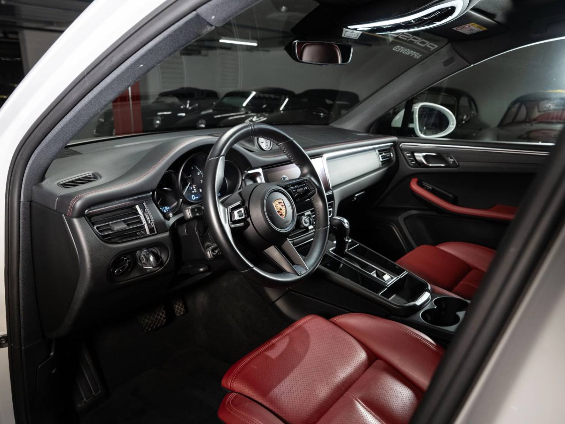 PORSCHE Macan T-image-3