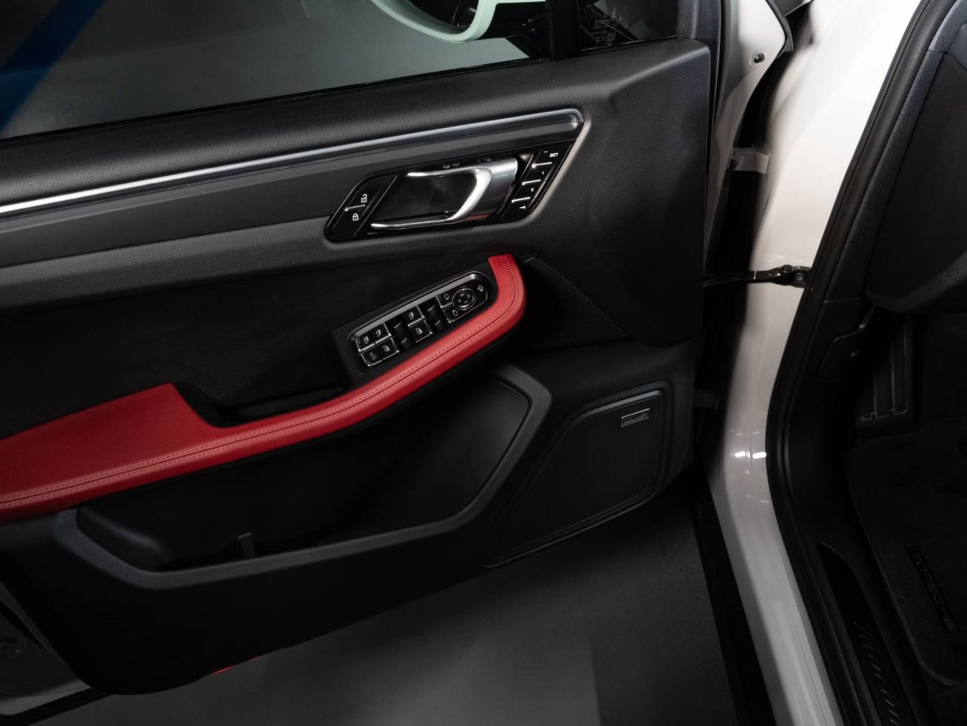 PORSCHE Macan T-image-17