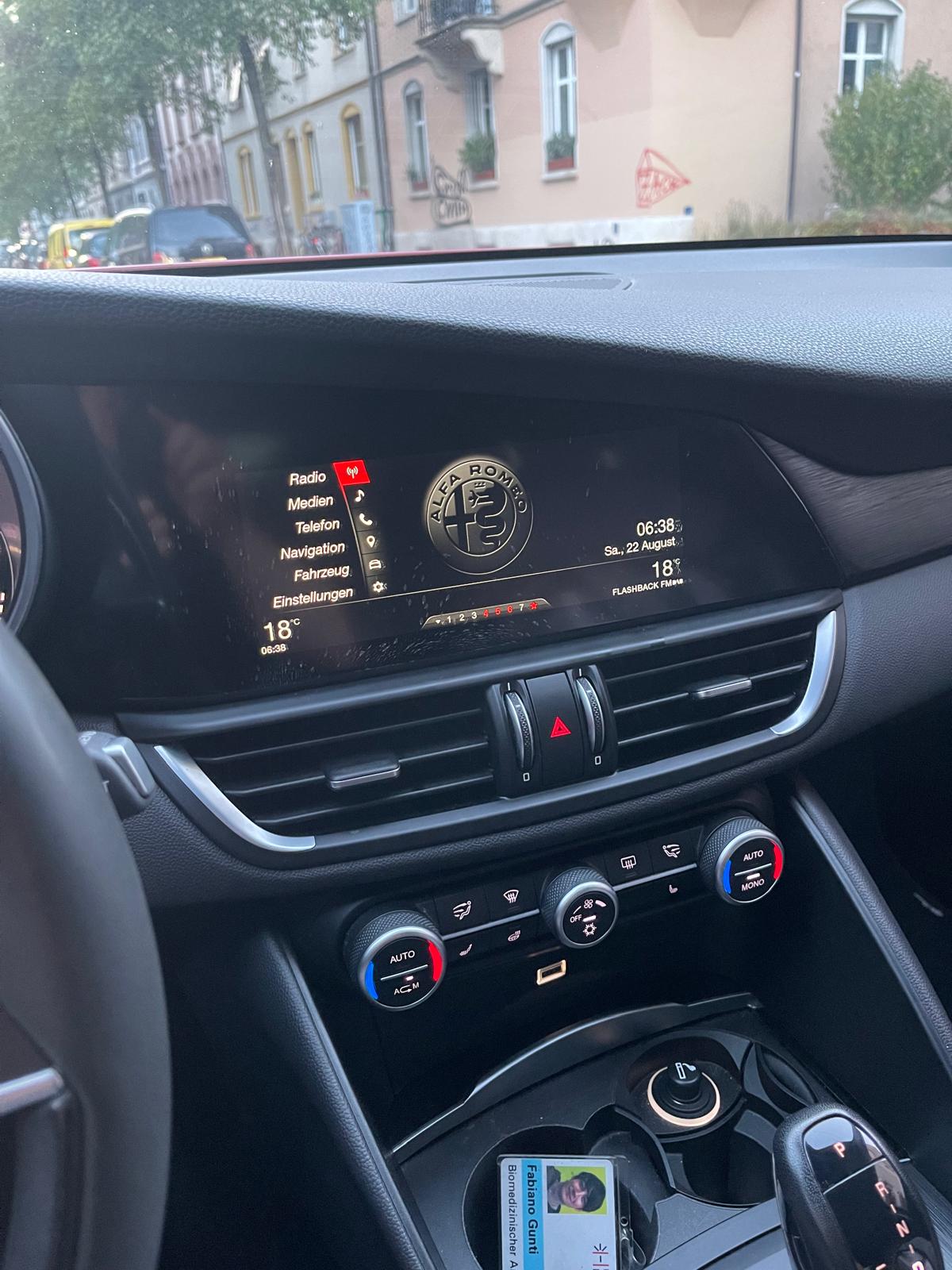 ALFA ROMEO Giulia 2.2 Jtdm Super / Frisch ab MFK / 8fach bereift (Pirelli) / Harman Kardon Musikanlage / Package Winter-image-5