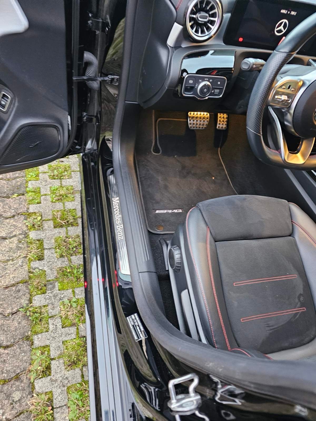 MERCEDES-BENZ CLA 200 AMG Line-image-4