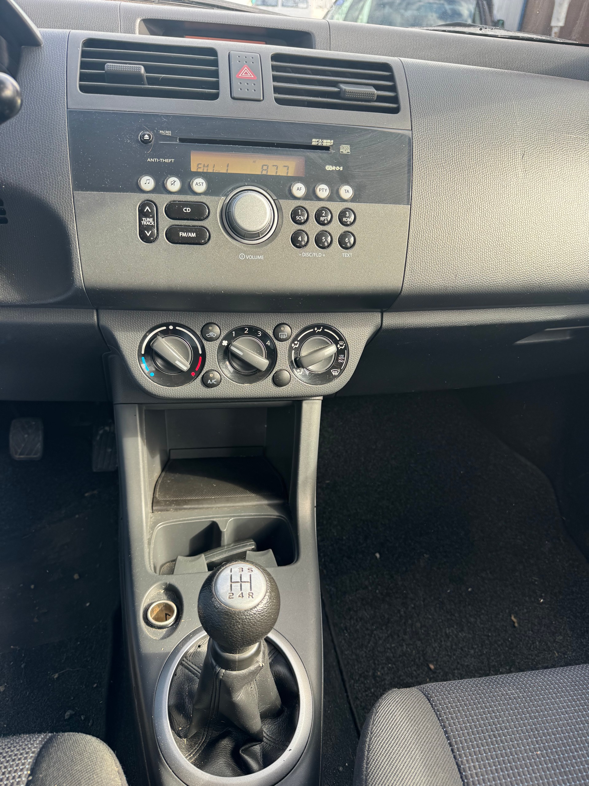 SUZUKI Swift 1.3i 16V GL Top 4x4-image-7