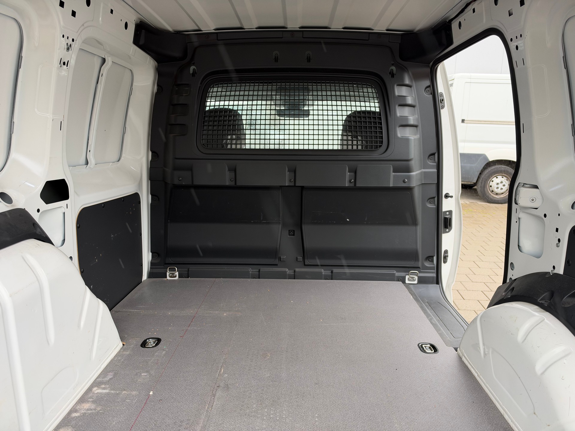 VW Caddy Cargo 2.0TDI-image-11