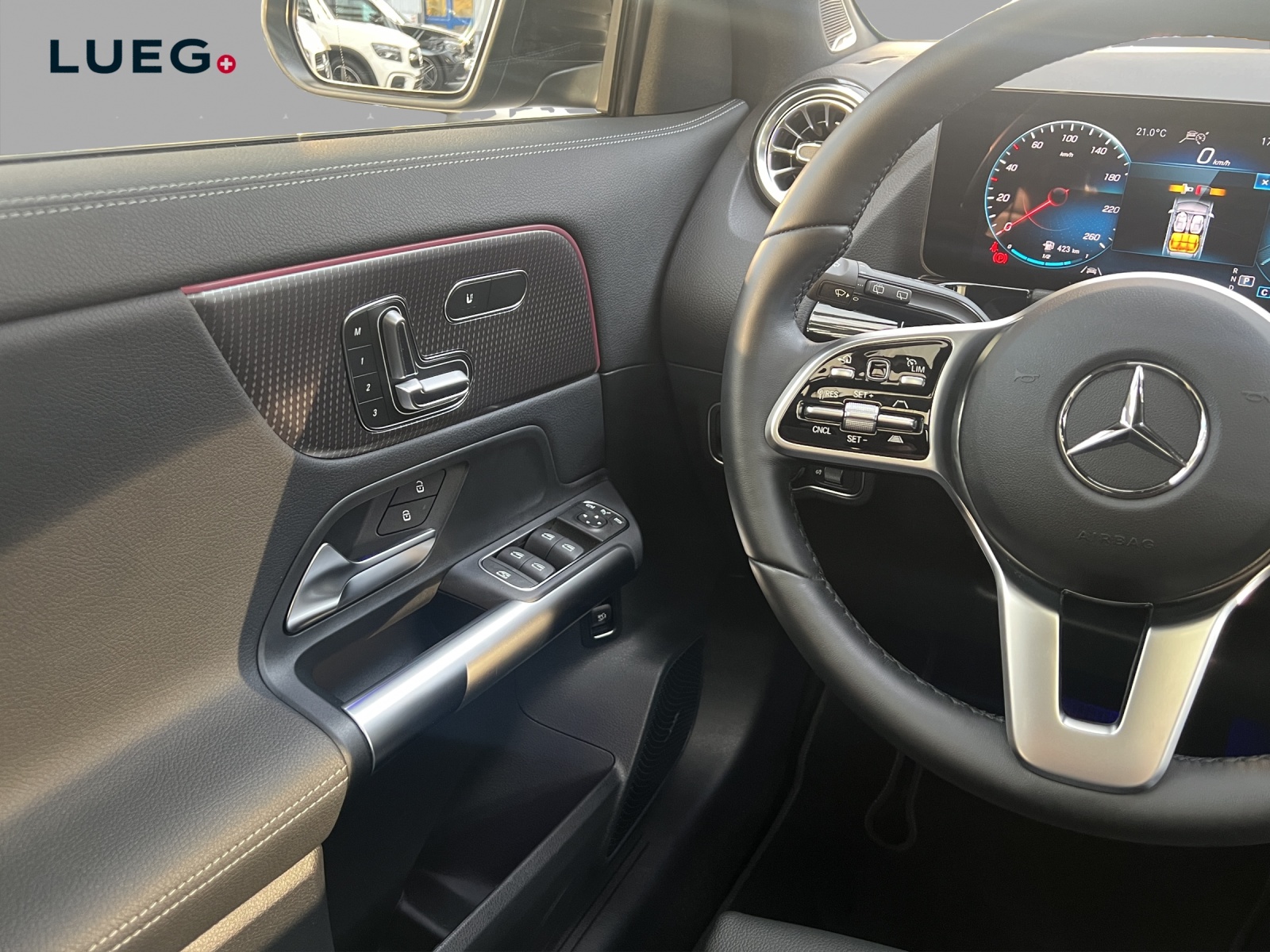 MERCEDES-BENZ GLA 200 Progressive 7G-DCT-image-12