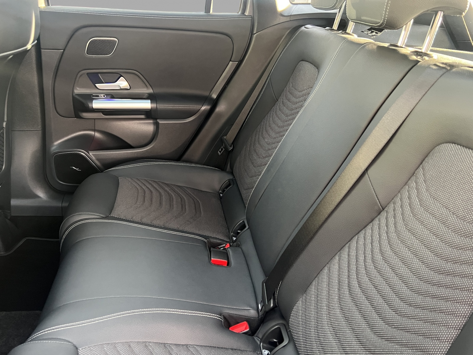 MERCEDES-BENZ GLA 200 Progressive 7G-DCT-image-13