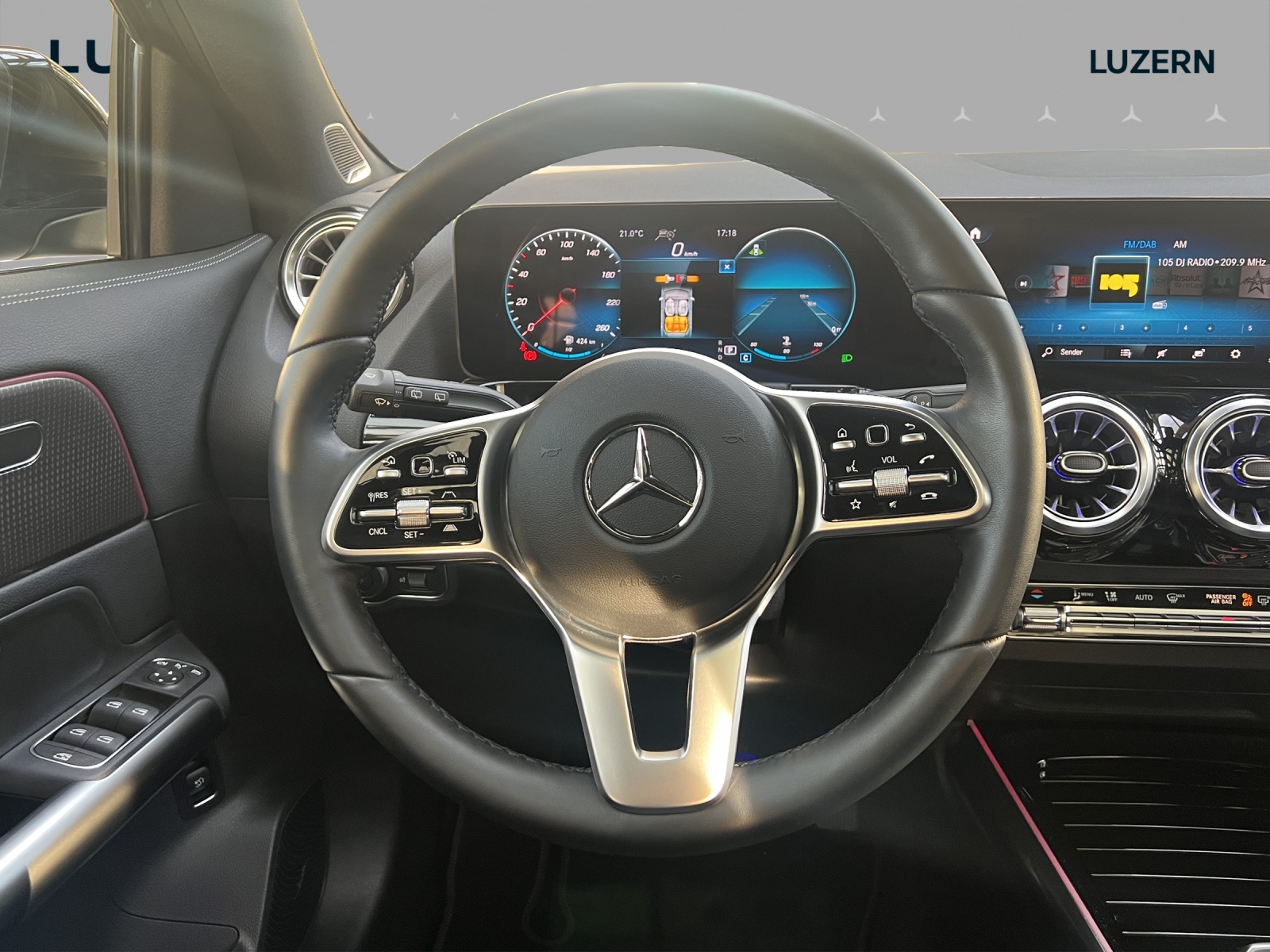 MERCEDES-BENZ GLA 200 Progressive 7G-DCT-image-9