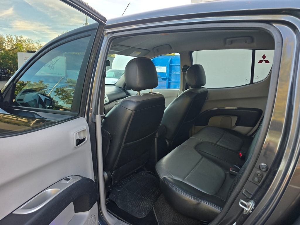 MITSUBISHI L200 D-Cab Pick-up 2.5 DID HP 178 4x4 Intense-image-13