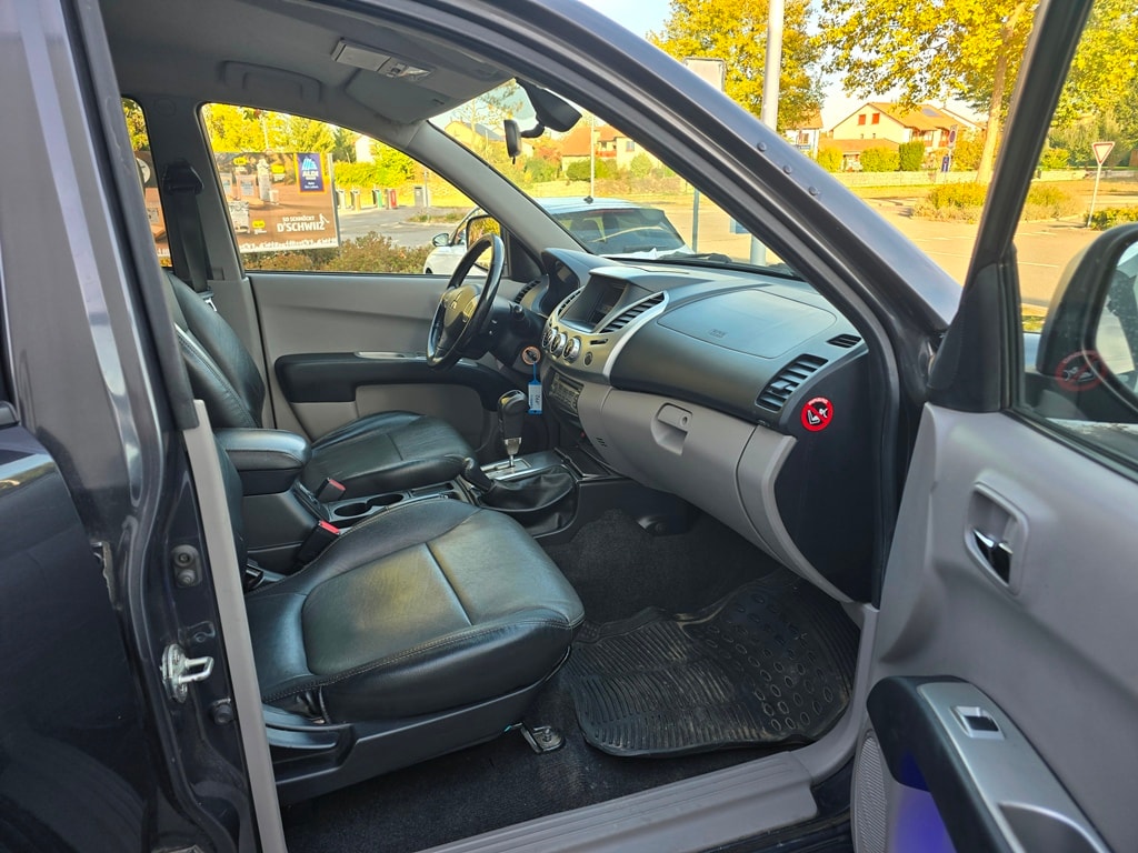 MITSUBISHI L200 D-Cab Pick-up 2.5 DID HP 178 4x4 Intense-image-15
