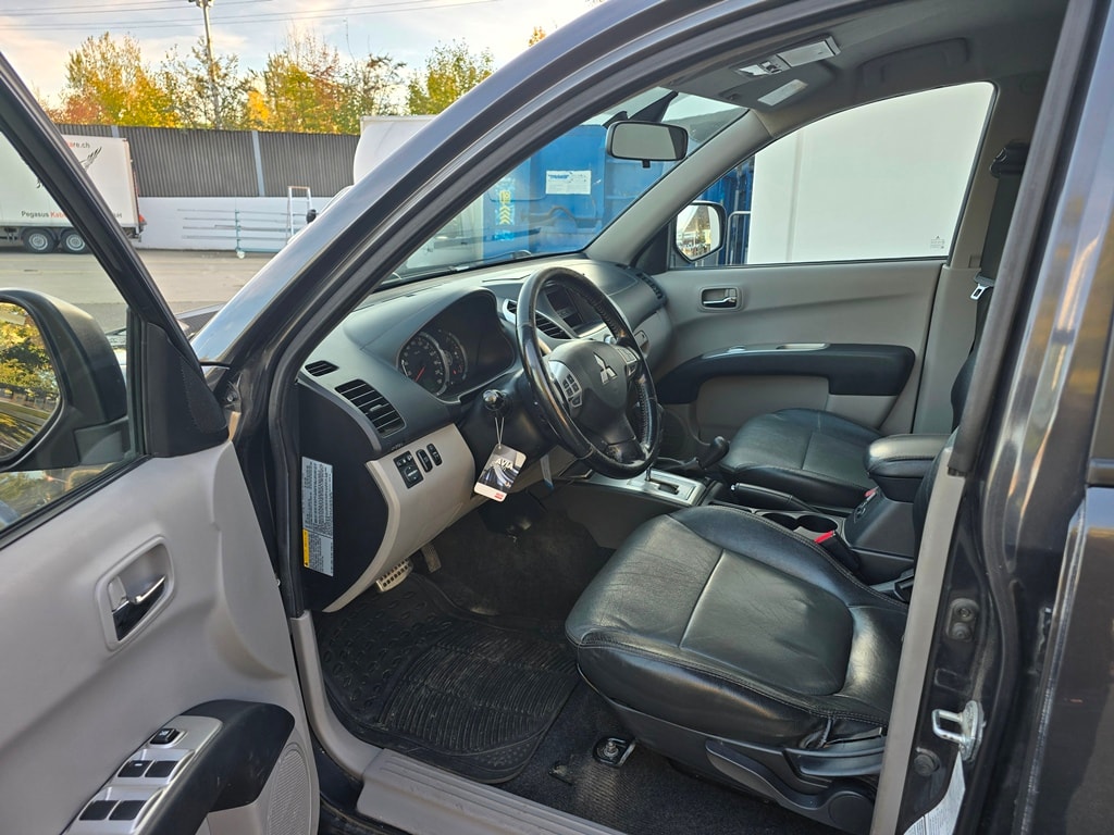 MITSUBISHI L200 D-Cab Pick-up 2.5 DID HP 178 4x4 Intense-image-12