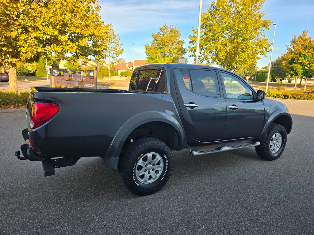 MITSUBISHI L200 D-Cab Pick-up 2.5 DID HP 178 4x4 Intense-image-8
