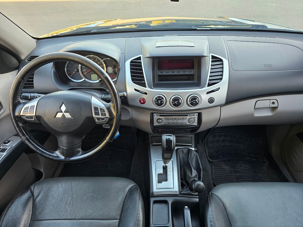 MITSUBISHI L200 D-Cab Pick-up 2.5 DID HP 178 4x4 Intense-image-17
