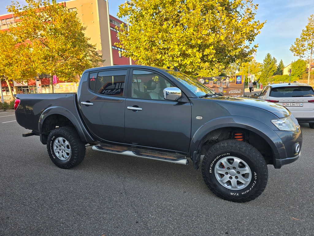MITSUBISHI L200 D-Cab Pick-up 2.5 DID HP 178 4x4 Intense-image-9