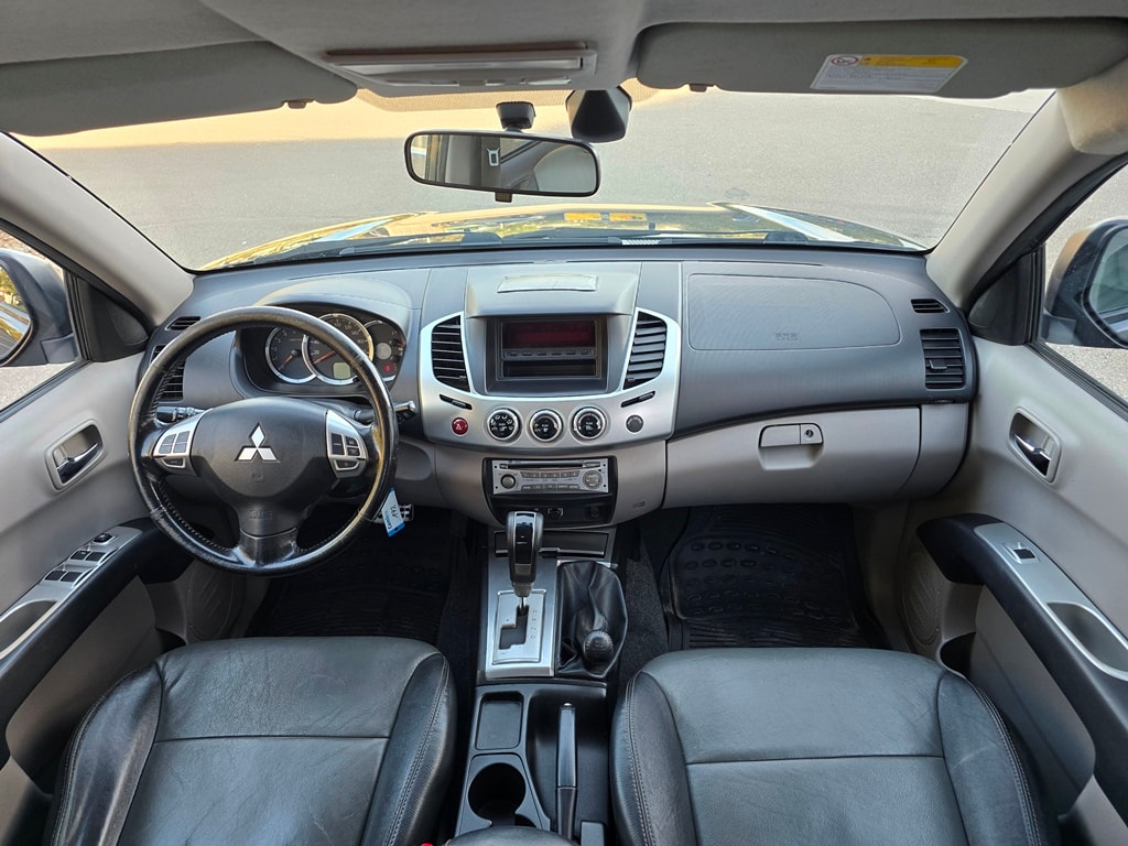 MITSUBISHI L200 D-Cab Pick-up 2.5 DID HP 178 4x4 Intense-image-16
