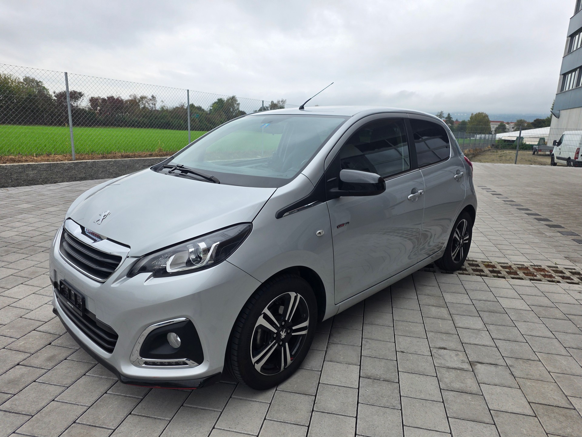 PEUGEOT 108 1.2 PureTech GT Line-image-3