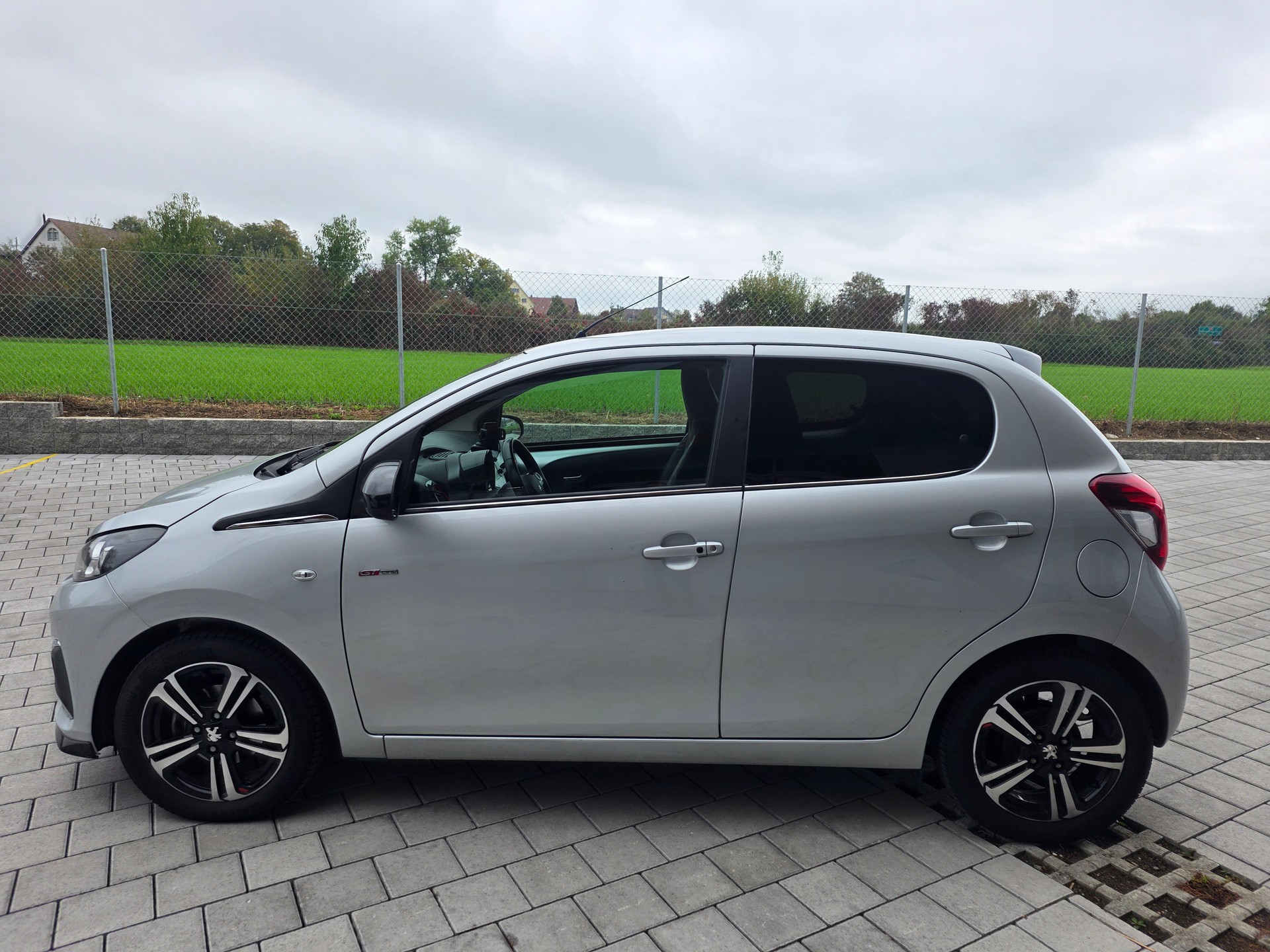 PEUGEOT 108 1.2 PureTech GT Line-image-5