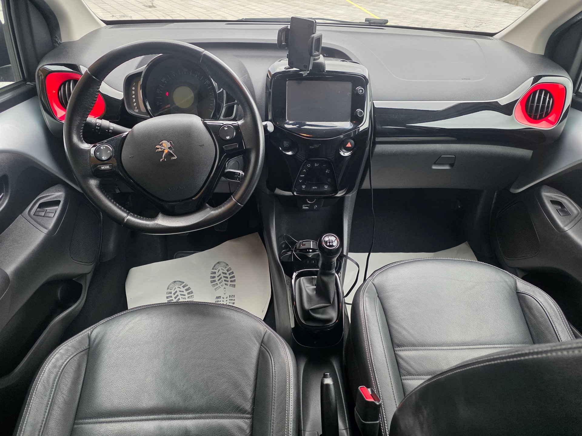 PEUGEOT 108 1.2 PureTech GT Line-image-9